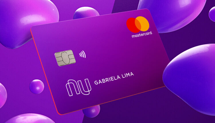 Cartão Nubank e bexigas roxas.